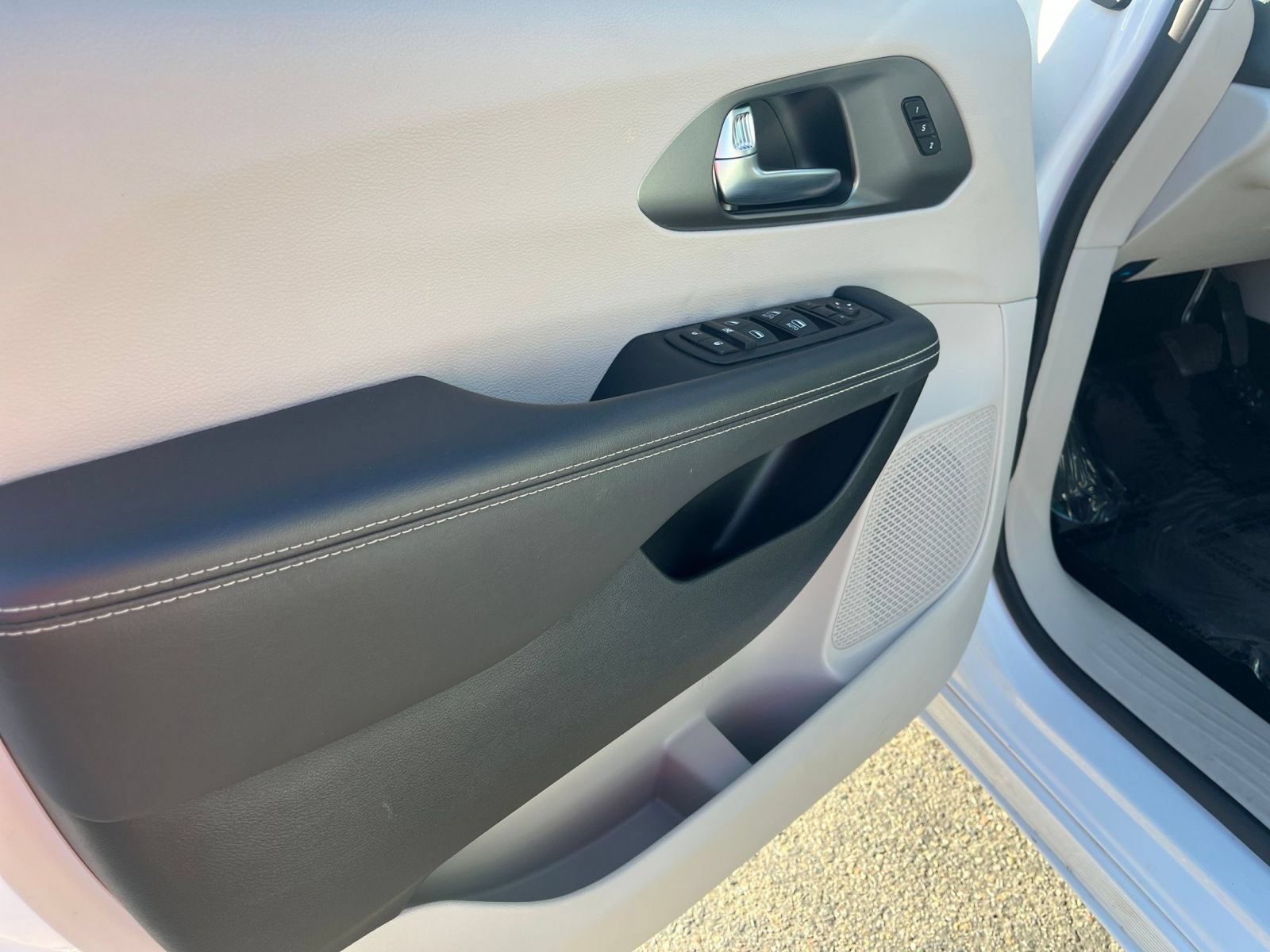 Used 2024 Chrysler Pacifica Touring-L FWD image 18