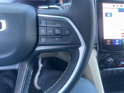 Used 2023 Jeep Grand Cherokee Limited image 28