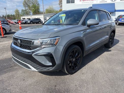 Used 2023 Volkswagen Taos SE w/ Panoramic Sunroof Package image 3