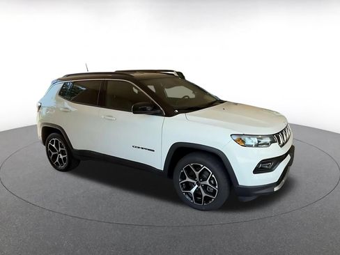 Used 2025 Jeep Compass Limited AWD/4WD image 2