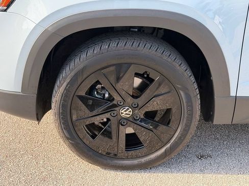 Certified 2026 Volkswagen Taos SE FWD image 11