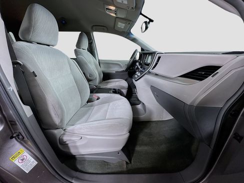 Used 2017 Toyota Sienna LE FWD image 29