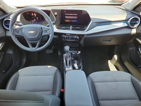 Used 2025 Chevrolet Trax LT FWD image 9