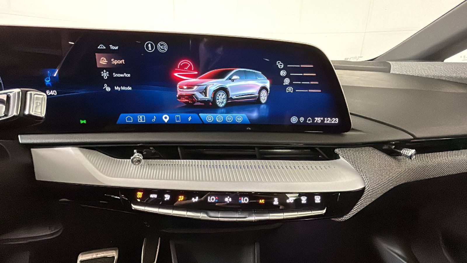 Used 2025 Cadillac Optiq Luxury 2 w/ LPO, Floor Liner Package AWD/4WD image 28