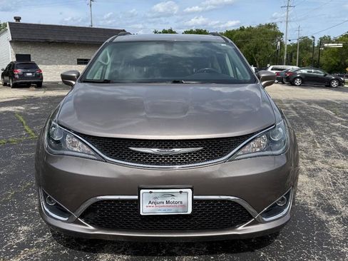 Used 2017 Chrysler Pacifica Touring-L w/ Tire & Wheel Group FWD image 2