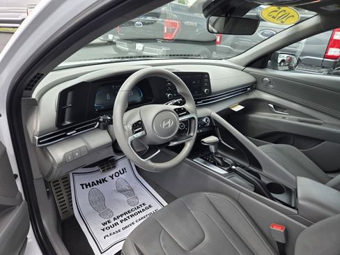 Used 2025 Hyundai Elantra Sport FWD image 2
