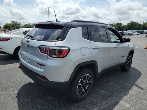 Used 2025 Jeep Compass Trailhawk AWD/4WD image 4
