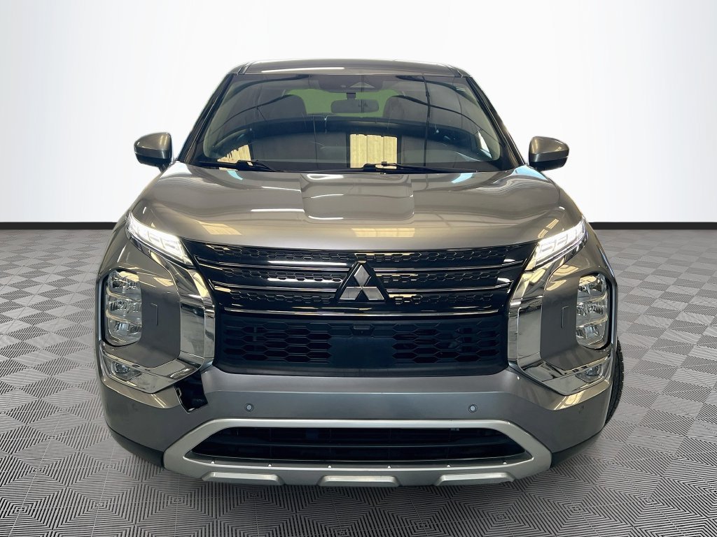 Used 2024 Mitsubishi Outlander SE AWD/4WD image 2