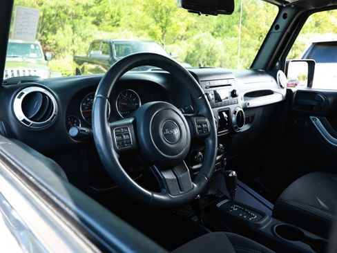 Used 2016 Jeep Wrangler Unlimited Sahara w/ Connectivity Group AWD/4WD image 22