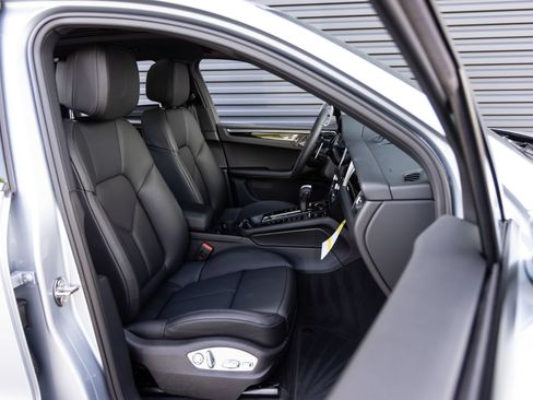 Used 2026 Porsche Macan AWD/4WD image 33