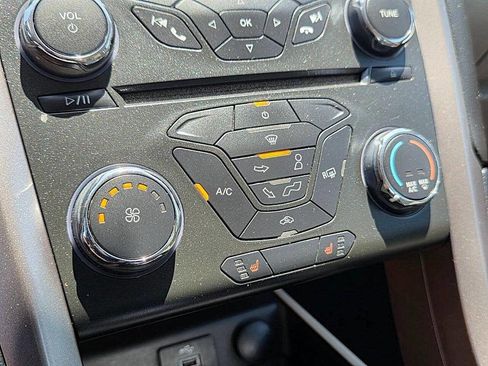 Used 2017 Ford Fusion SE image 32
