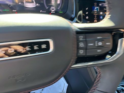 Used 2024 Jeep Wagoneer Launch Edition image 29