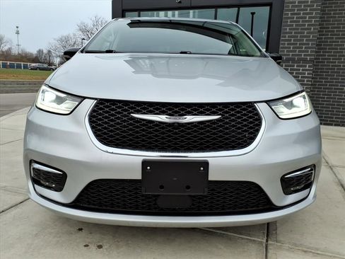 Used 2024 Chrysler Pacifica Touring-L image 2