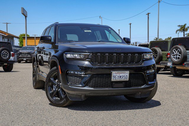 Used 2023 Jeep Grand Cherokee Limited w/ Black Appearance Package AWD/4WD image 1