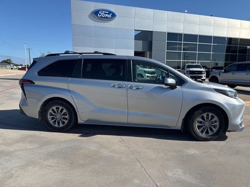 Used 2022 Toyota Sienna XLE FWD image 2