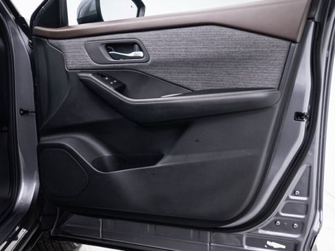 Used 2023 Nissan Rogue SV image 30