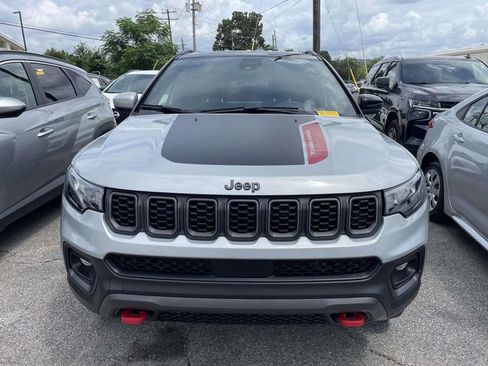 Used 2025 Jeep Compass Trailhawk AWD/4WD image 2