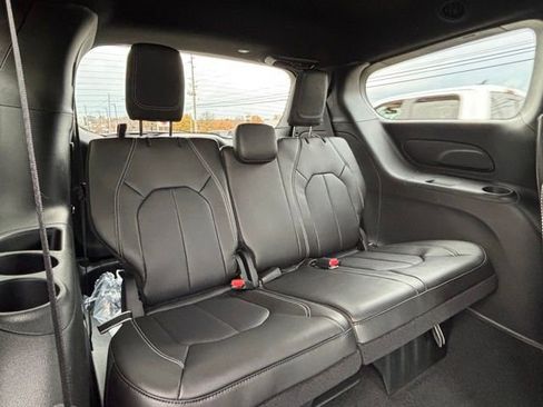 New 2026 Chrysler Pacifica Select image 9
