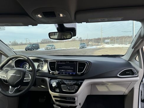 Used 2024 Chrysler Pacifica Touring-L image 10