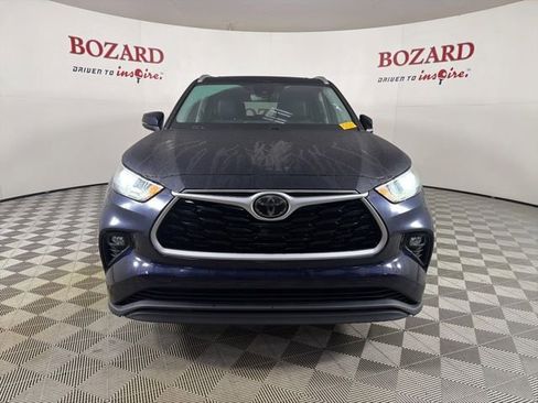 Used 2021 Toyota Highlander XLE AWD/4WD image 2
