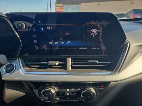 Used 2025 Chevrolet Trax LT w/ LT Convenience Package image 16