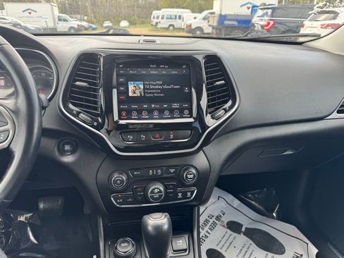 Used 2021 Jeep Cherokee Limited image 17