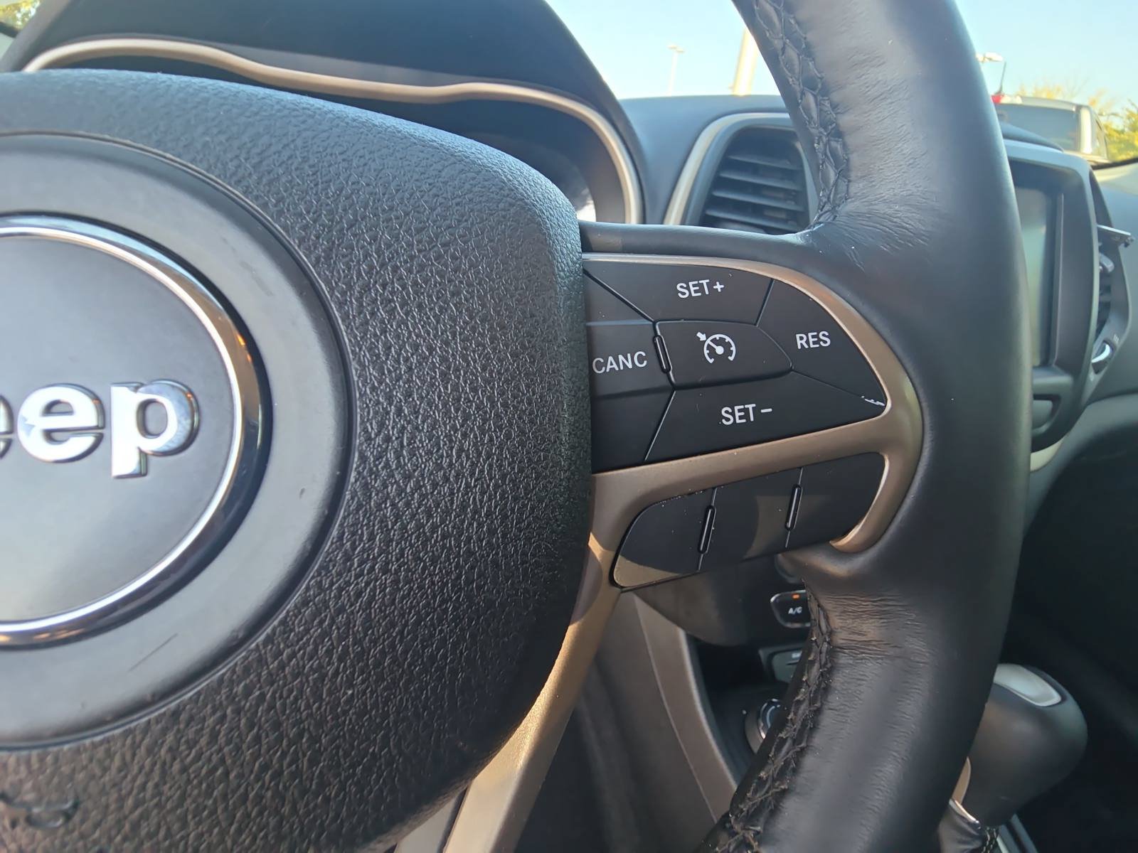 Used 2016 Jeep Cherokee Limited w/ Luxury Group AWD/4WD image 17