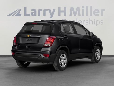 Used 2018 Chevrolet Trax LS w/ LPO, Cargo Package FWD image 2