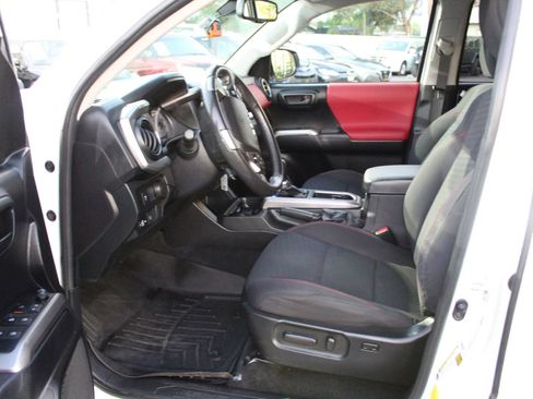 Used 2021 Toyota Tacoma SR5 AWD/4WD image 9