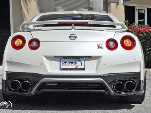 Used 2019 Nissan GT-R Premium image 25
