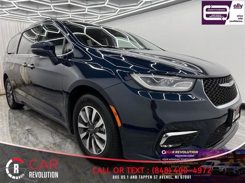 Used 2021 Chrysler Pacifica Touring-L FWD image 1