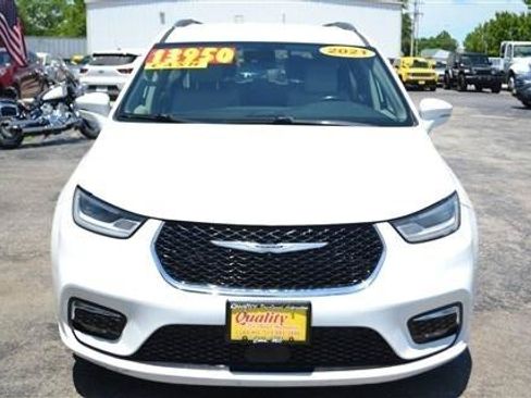 Used 2021 Chrysler Pacifica Touring-L FWD image 3