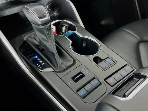 Used 2022 Toyota Highlander XLE image 18