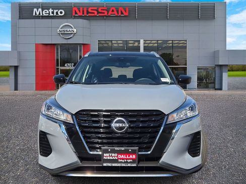 Used 2023 Nissan Kicks SV image 2