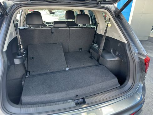 Used 2024 Volkswagen Tiguan SE image 11