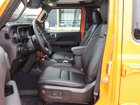 Used 2025 Jeep Wrangler Unlimited Rubicon w/ Convenience Group image 7