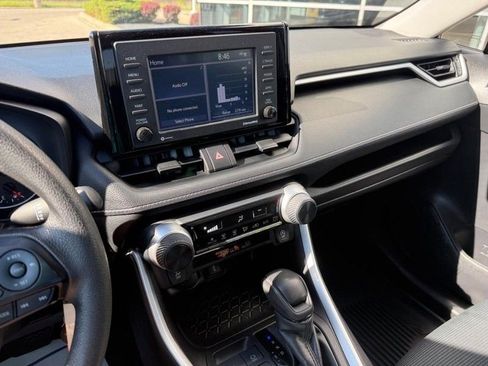 Used 2022 Toyota RAV4 LE AWD/4WD image 25