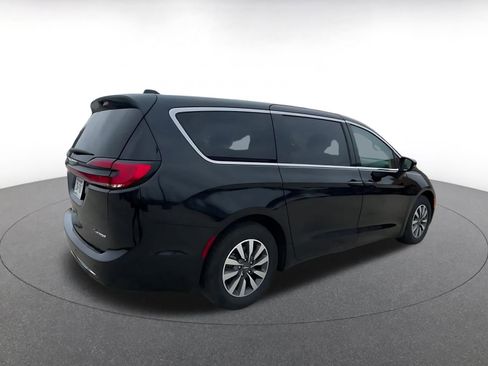 Used 2023 Chrysler Pacifica Touring-L FWD image 15