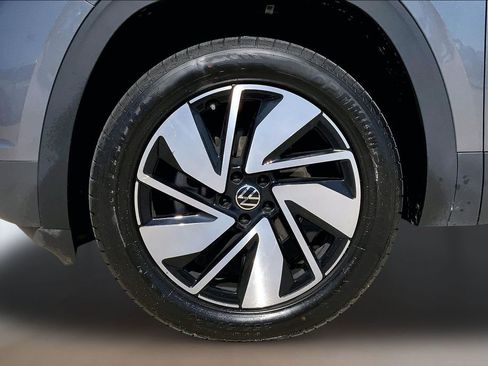 Certified 2025 Volkswagen Atlas SE FWD image 9