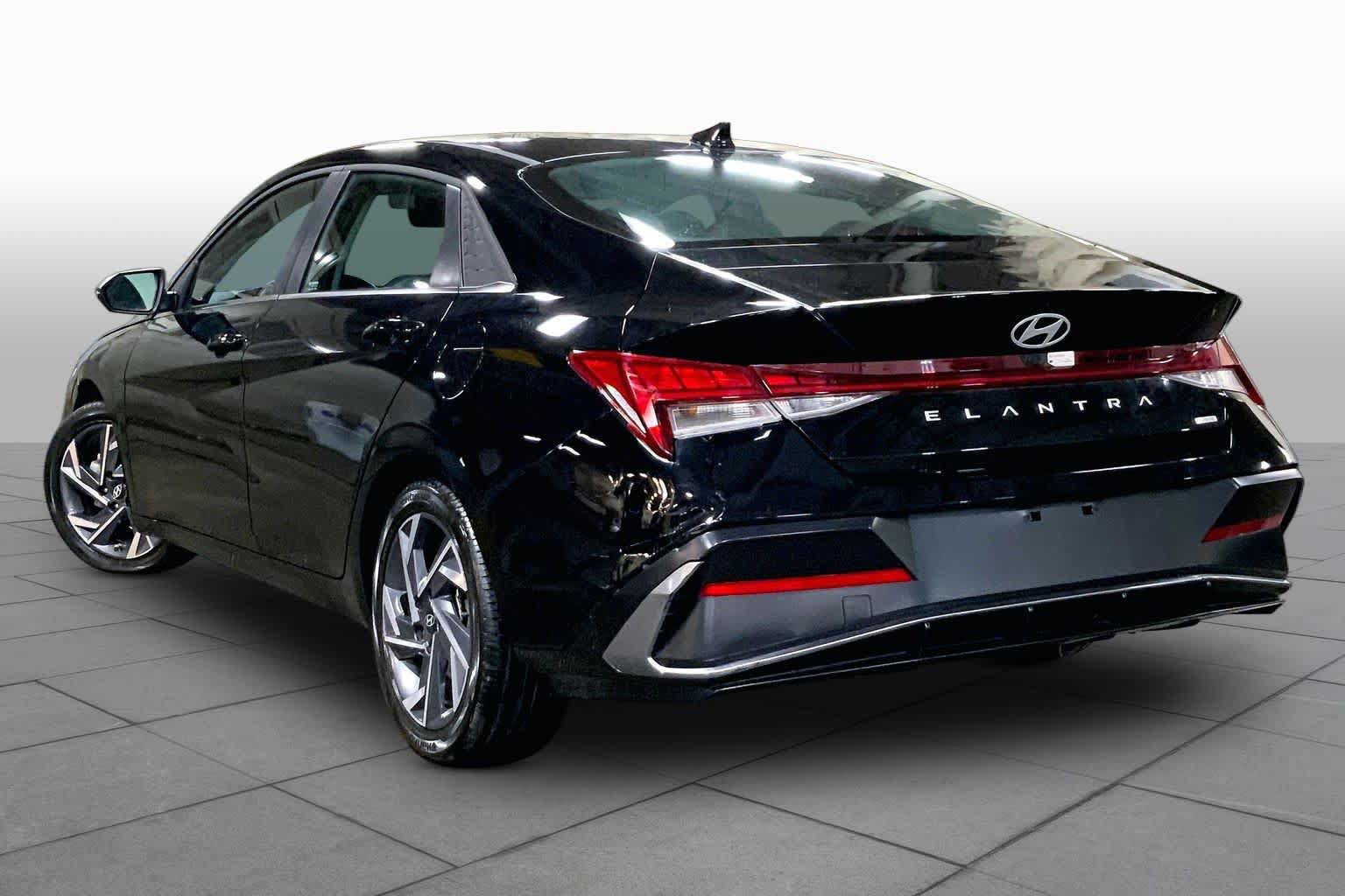 Used 2025 Hyundai Elantra Limited FWD image 12