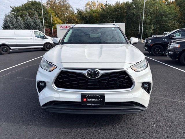 Used 2021 Toyota Highlander XLE AWD/4WD image 4