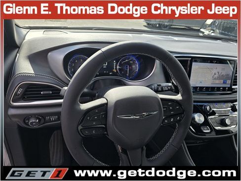 New 2026 Chrysler Pacifica Limited w/ Uconnect Theater Family Group image 12