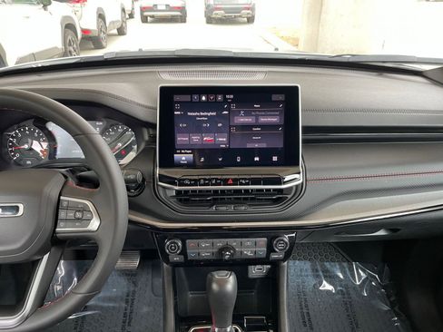 Used 2025 Jeep Compass Trailhawk image 18