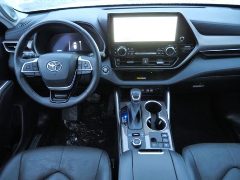 Used 2023 Toyota Highlander Limited image 11