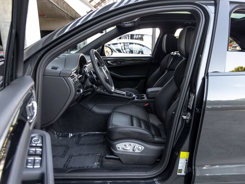 Certified 2026 Porsche Macan AWD/4WD image 25