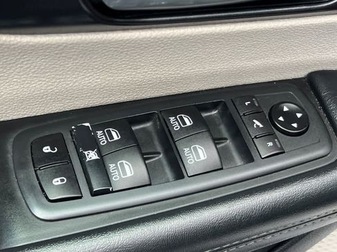 Used 2020 Chrysler Pacifica Limited image 13