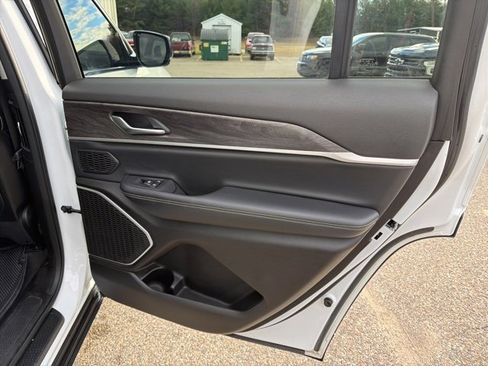 Used 2022 Jeep Grand Cherokee L Limited image 37