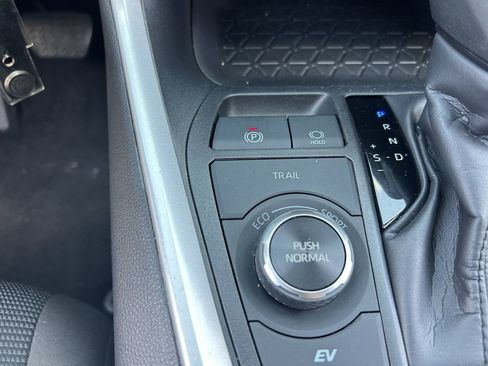 Used 2025 Toyota RAV4 LE AWD/4WD image 23