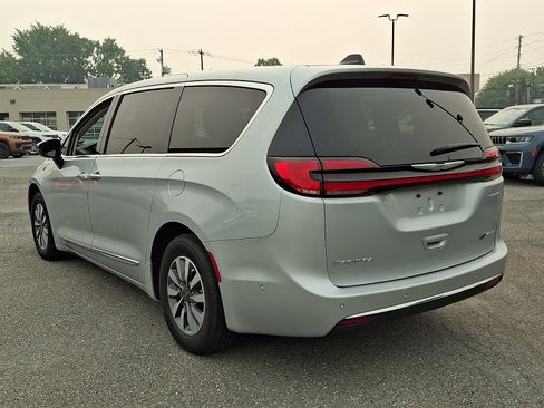 Used 2023 Chrysler Pacifica Limited FWD image 4