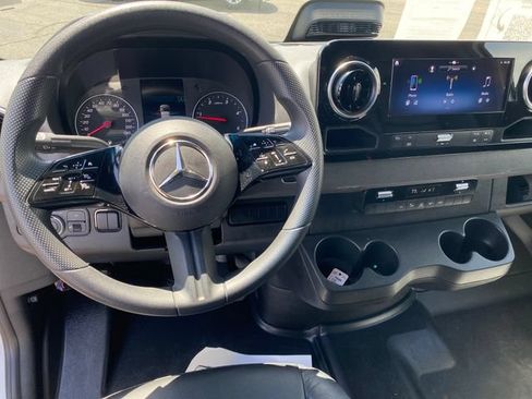 Used 2025 Mercedes-Benz Sprinter 2500 image 6
